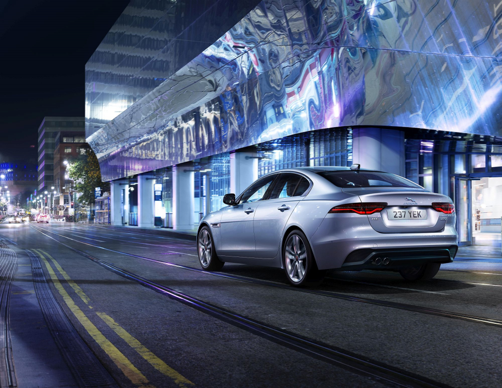 Новият JAGUAR XE: Подобрен екстериор, изцяло нов интериор и интуитивни нови технологии (СНИМКИ)