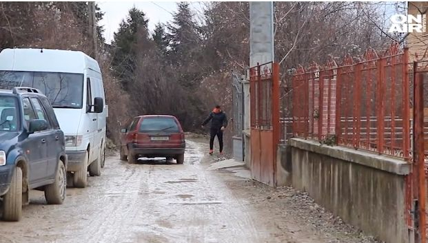Абсурд по нашенски: Свежен тръгна да си прави къща на шуменската улица „Порек“, но нагази в... (СНИМКИ/ВИДЕО)
