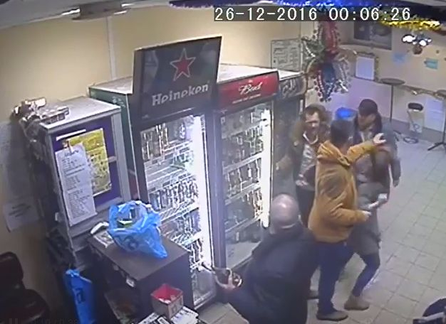 Мрежата прегря заради ВИДЕО, в което слабичка продавачка направо умъртви агресивен бабаит (СНИМКИ)