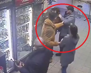 Мрежата прегря заради ВИДЕО, в което слабичка продавачка направо умъртви агресивен бабаит (СНИМКИ)