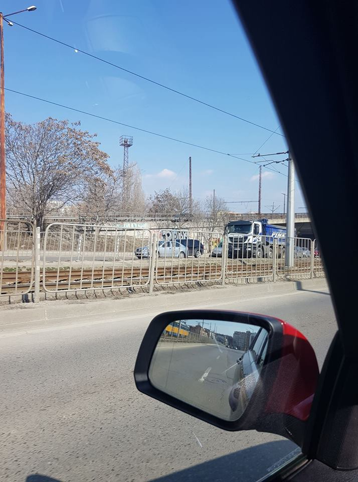 Сигнал до БЛИЦ! Адска верижна катастрофа до моста на "Подуяне" в София (СНИМКИ/ВИДЕО)