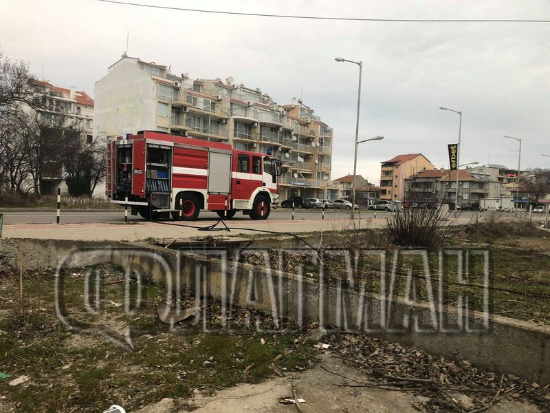 Огнен ад в Поморие, пламна сграда на първа линия! (СНИМКИ)