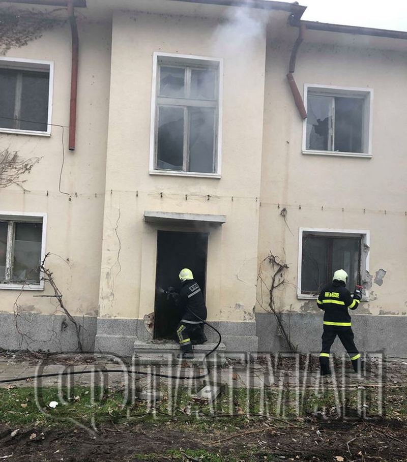 Огнен ад в Поморие, пламна сграда на първа линия! (СНИМКИ)
