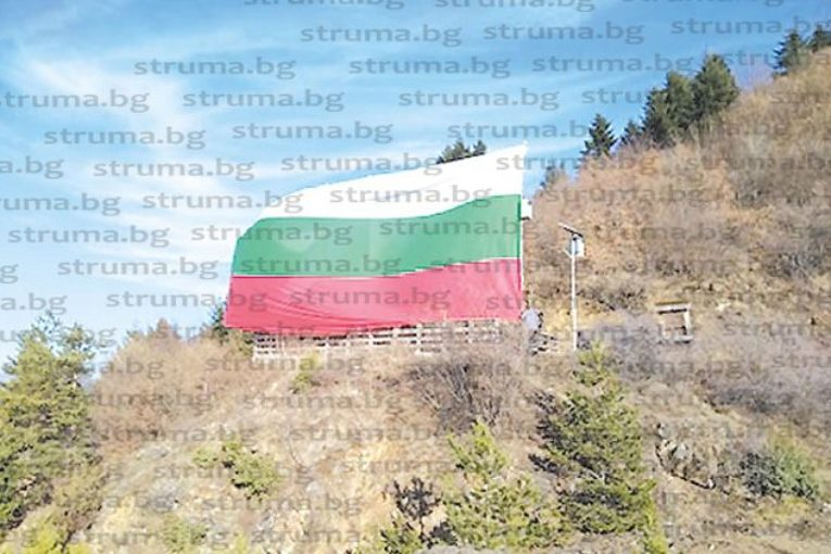 Бурен вятър съсипа патриотична идея на селски кмет 