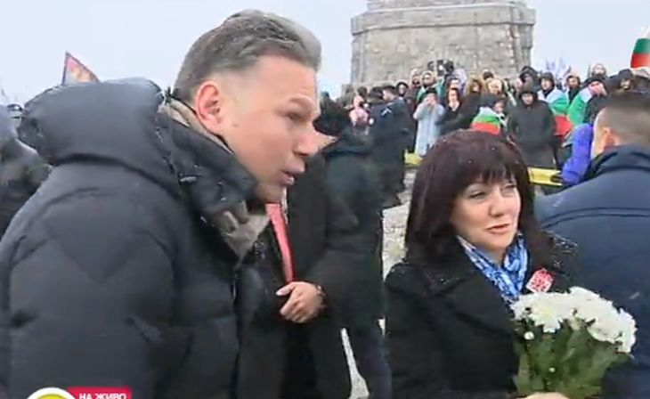 Неуморим: Ники Дойнов препуска по връх Шипка, сред хората забеляза... (СНИМКА)
