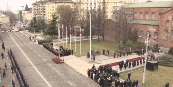 Тържествено: Вдигнаха знамето пред Паметника на Незнайния воин