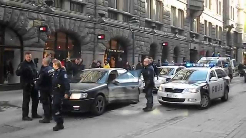 Паника в Хелзинки! Мъж с нож коли наред 