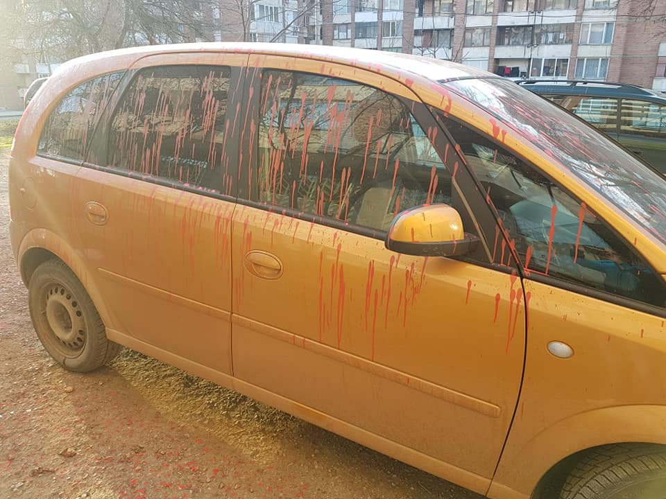 Търновка паркира колата си пред блока, а когато я погледна сутринта, направо й стана лошо (СНИМКИ)