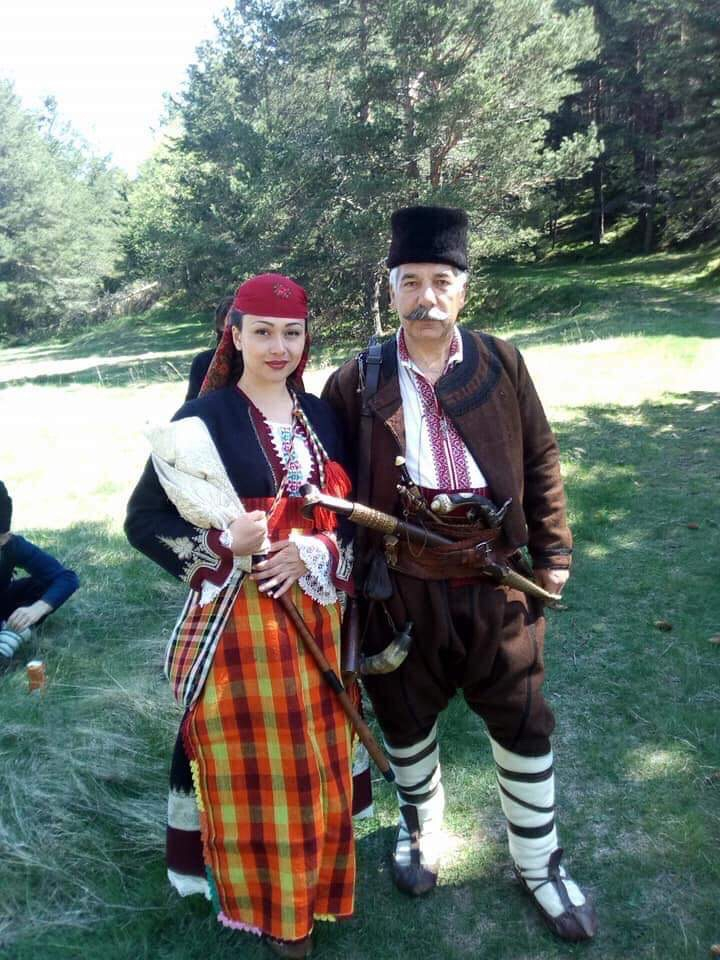 Очарователна българка взе акъла на китайците с гайда, красота и носия (СНИМКИ)
