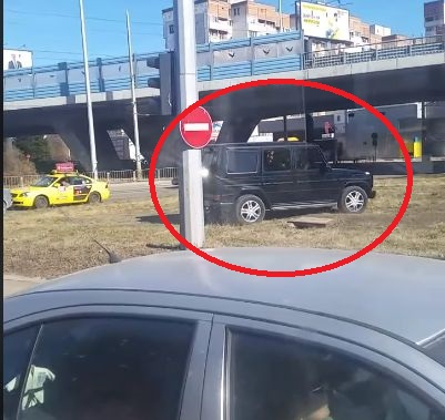 Наглец със скъпарски джип направи истинско безумие в столичния квартал "Дружба" (ВИДЕО)