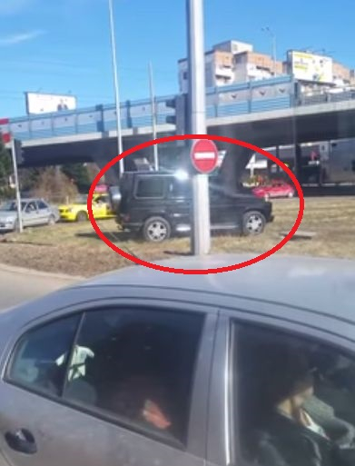 Наглец със скъпарски джип направи истинско безумие в столичния квартал "Дружба" (ВИДЕО)