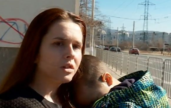 Майка изпусна за миг сина си на пешеходна пътека и стана голяма беля (ВИДЕО)