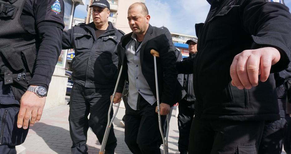 Христо пребил жестоко 14-годишната си щерка заради пари (СНИМКИ)