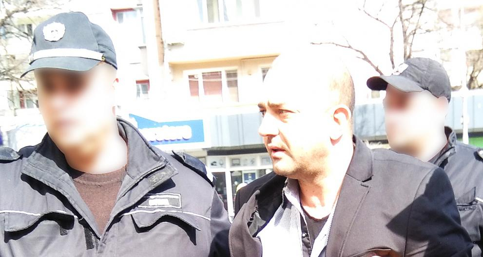 Семейството на ужасите: Христо преби щерка си със свещник и я провеси през терасата, а преди това майка й я млатила с... (СНИМКИ)