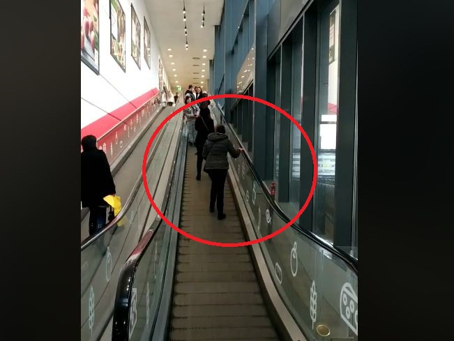 Мрежата в ступор от това, което мъж и две жени свършиха в столичен хипермаркет (СНИМКИ/ВИДЕО)