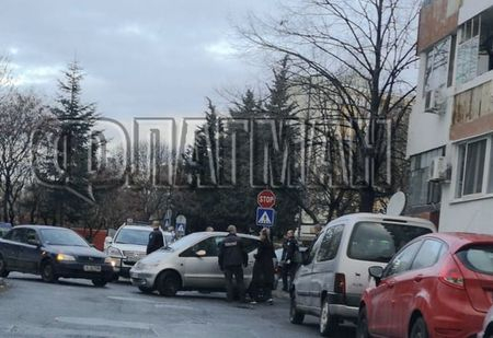 В бургаския кв. "Изгрев" гъмжи от полиция, и дама от Монтана вече е с белезници (СНИМКИ/ВИДЕО)