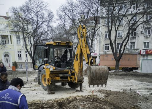 Само в БЛИЦ! Цяла Варна се стича да види гигантските кокали на динозавъра в разкопаната Шишкова градинка (СНИМКИ)