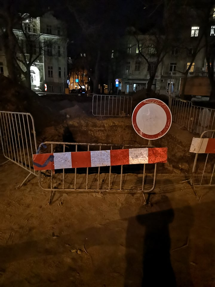 Само в БЛИЦ! Цяла Варна се стича да види гигантските кокали на динозавъра в разкопаната Шишкова градинка (СНИМКИ)