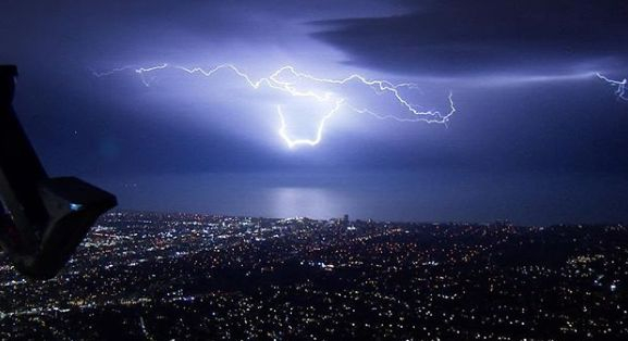 Чудо невиждано в небето над Калифорния! Само за 5 минути канонада от 1500 светкавици, поразен е лайнер (СНИМКИ/ВИДЕО)