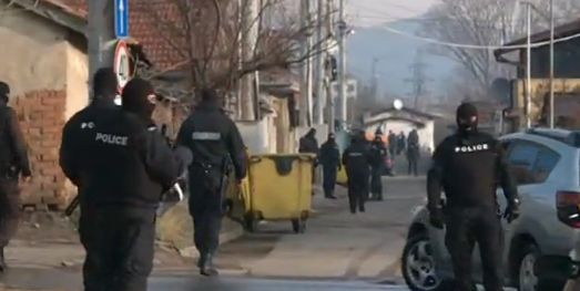 Първи СНИМКИ от екшъна в "Орландовци"! Пълна блокада, командоси спират всяка кола 