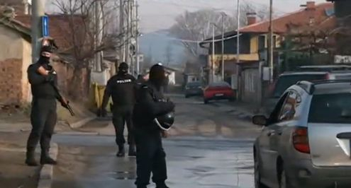 Първи СНИМКИ от екшъна в "Орландовци"! Пълна блокада, командоси спират всяка кола 