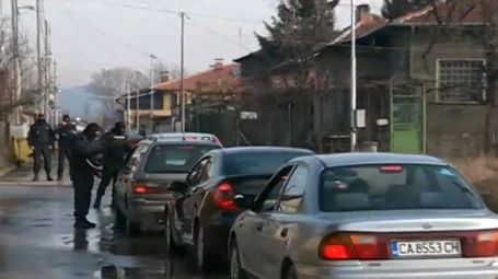 Първи СНИМКИ от екшъна в "Орландовци"! Пълна блокада, командоси спират всяка кола 