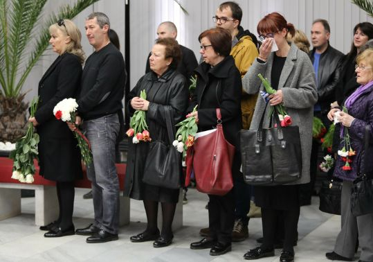 Опечалени близки, колеги и приятели си взеха последно сбогом с Весела Тотева (СНИМКИ)
