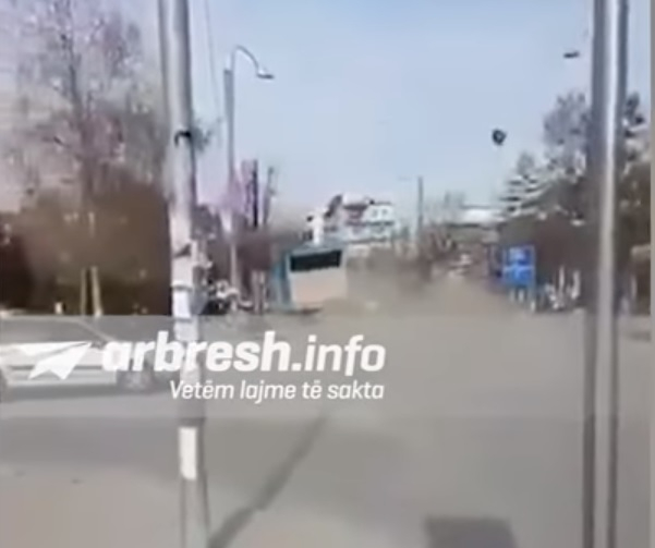 Ужас в Косово! Камион връхлетя върху пешеходци, има жертви (ВИДЕО)