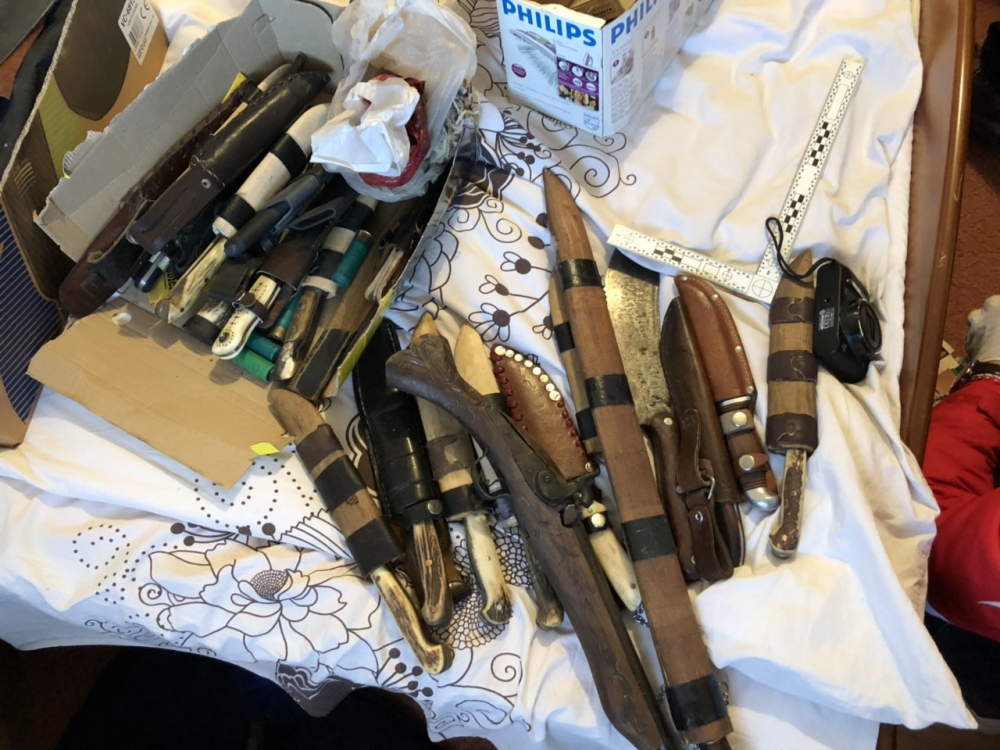 В Пирдоп са се готвели за война! Полицаи влезнаха в мазе и онемяха от намереното вътре (СНИМКИ)
