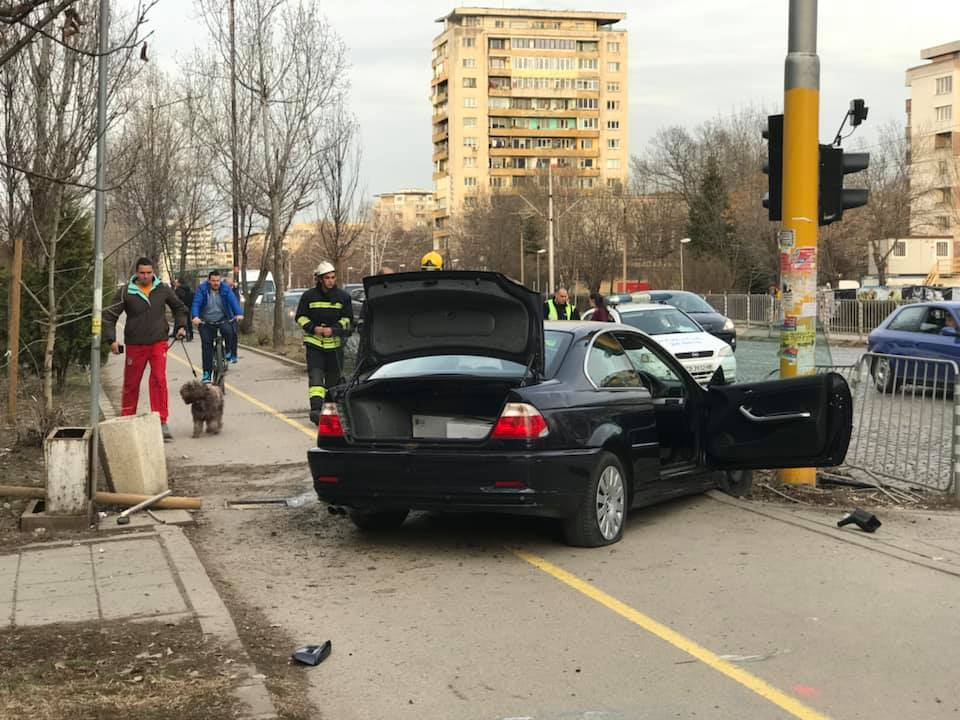 Ново зверско меле с лъскаво БМВ в София! Зрелищни СНИМКИ