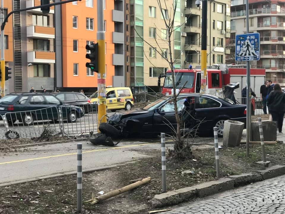 Ново зверско меле с лъскаво БМВ в София! Зрелищни СНИМКИ