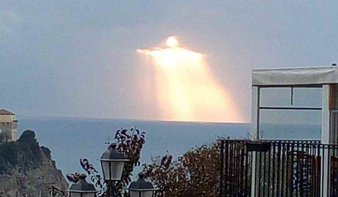 Готвач направи няколко СНИМКИ на залеза над морето, но небето му показа нещо, което шокира цялата мрежа 