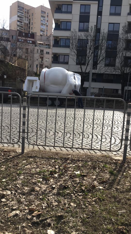 Софиянци в шок от това, което мъж превозва върху колата си (СНИМКИ)