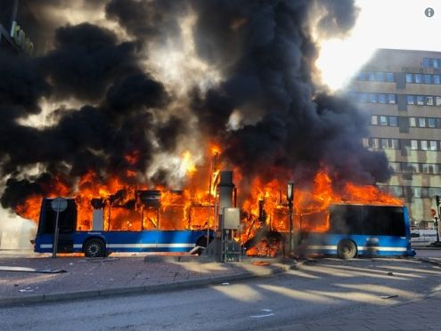 Ужас в центъра на Стокхолм! Автобус се вряза в тунел, последва адска експлозия (СНИМКИ/ВИДЕО)