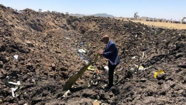 Първи ужасяващи СНИМКИ от мястото, където се разби самолетът на Ethiopian Airlines