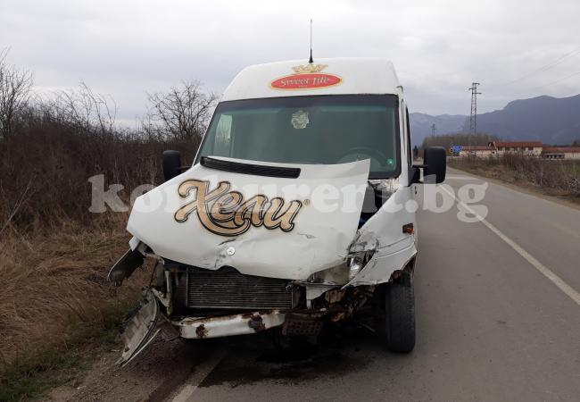 Ад край Враца! Тежка катастрофа с бус на известна марка вафли взе жертва (СНИМКИ)
