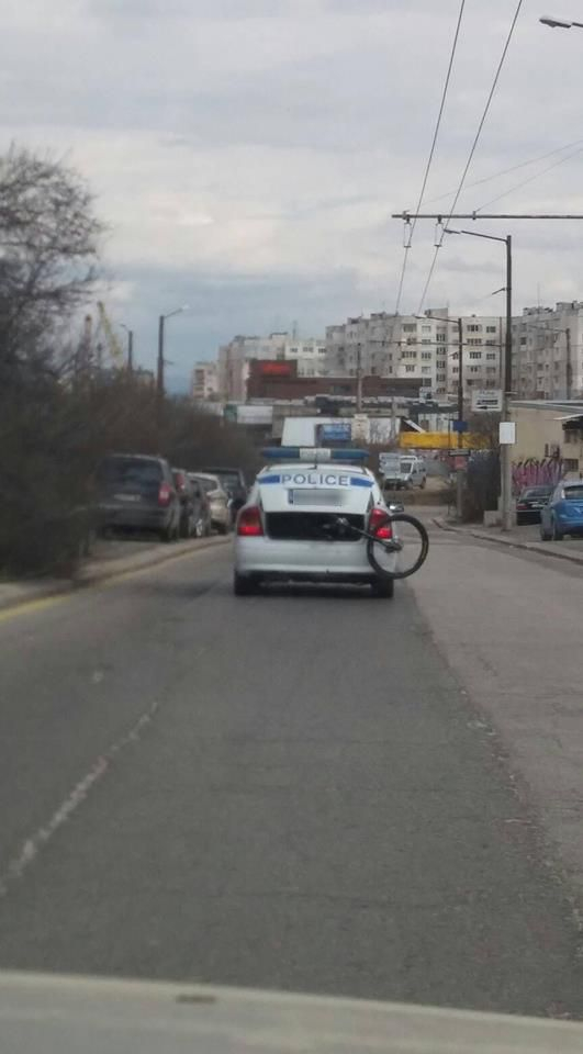 Цялата мрежа се чуди: Защо от багажника на тази патрулка се подава... (СНИМКИ)