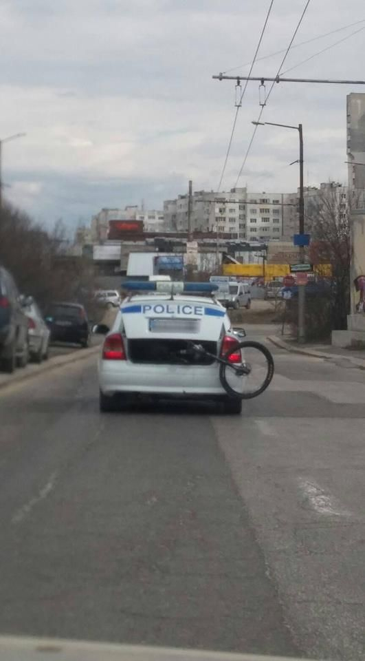 Цялата мрежа се чуди: Защо от багажника на тази патрулка се подава... (СНИМКИ)