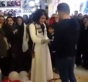 Романтично предложение за брак завърши в... ареста (ВИДЕО)