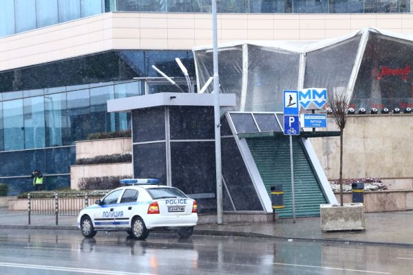 Оградиха столична метростанция с полицейски ленти