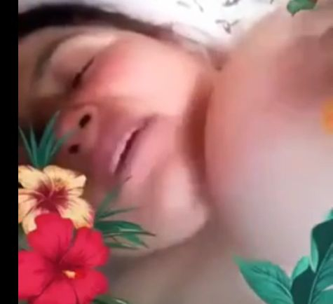 Зайнепа записа порно ВИДЕО 18+ за съпруга си гурбетчия, но по погрешка го прати на над 2000 приятели във фейсбук! 