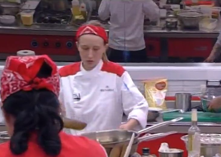 Горещи ласки в Hell's Kitchen, шеф Ангелов целуна участничка в риалитито! (СНИМКИ)