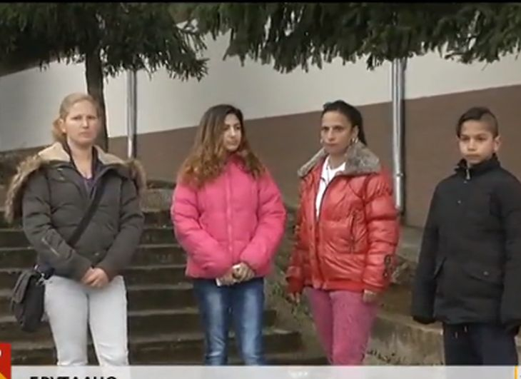 Буйна ромка налага друго дете в училище, възпитателят ги разтървава с юмруци - кой е виновният?!