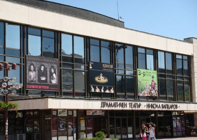 Разбра се кой е тежко раненият млад актьор при зловещ инцидент на коктейл в Благоевград! (СНИМКА)