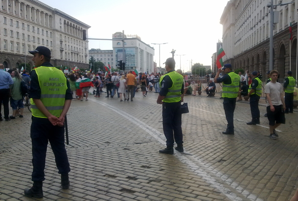 Полицаите ще се виждат отдалеч с нови униформи при протести и шествия 
