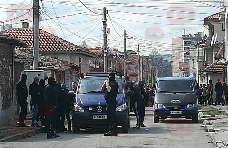 Жандармерия щурмува циганския кв. "Кумлука" в Бургас, ромски барон и свитата му са арестувани (СНИМКИ)