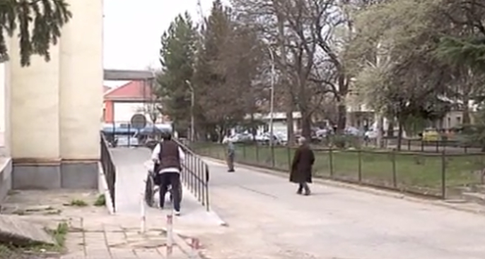 Млад мъж умря в двора на ямболската болница, искал да го прегледат, но... 