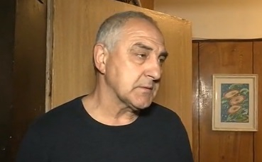 Прав ли е учителят, който спря с шамари дивашкия бой между двете ученички?