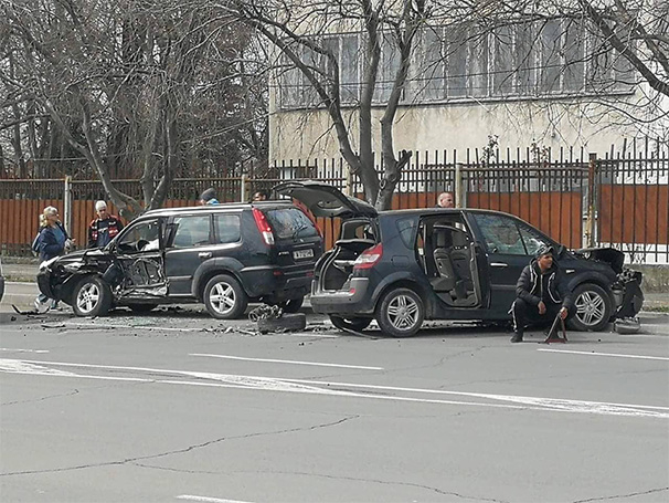 Зверска катастрофа в Бургас, Рено и Волво се помляха край бензиностанция