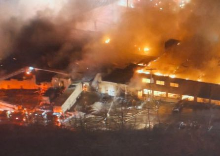 Жесток пожар в склад за ковчези